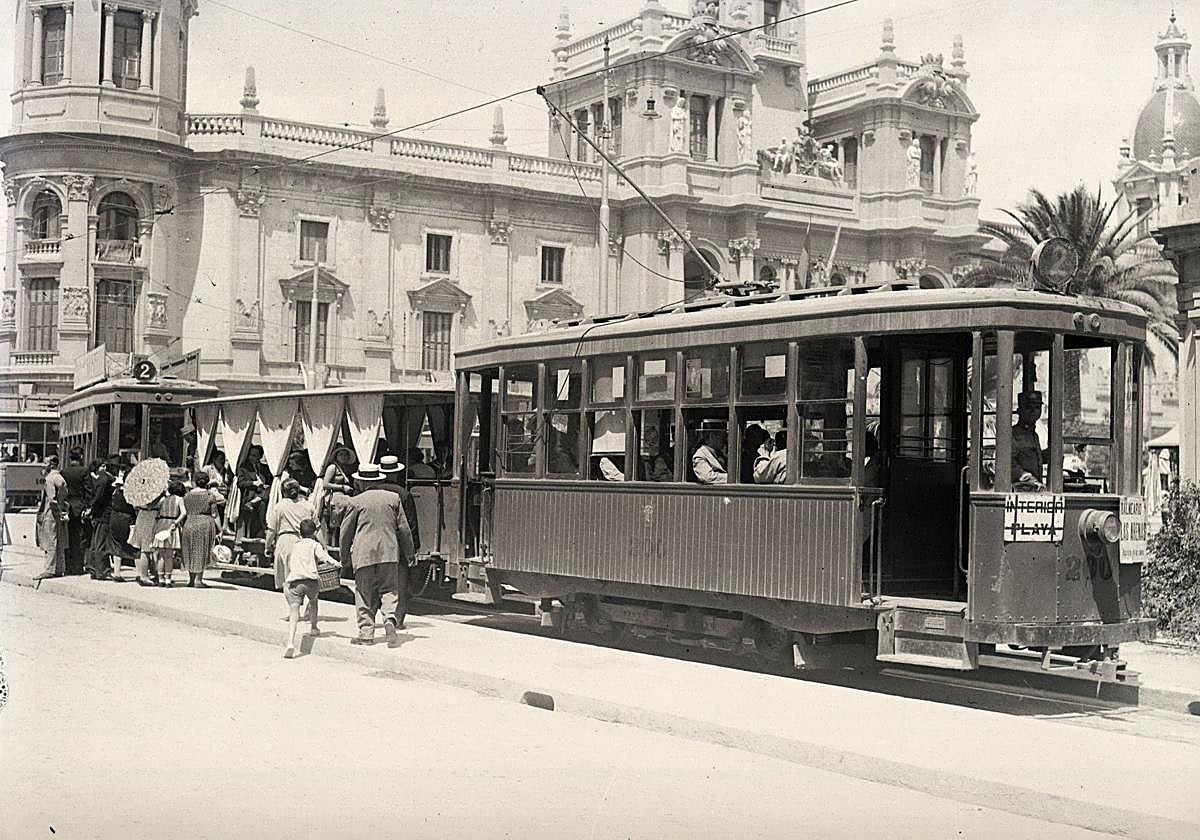 Unidad de la Línea 3 del tranvía a su paso por la plaza del Ayuntamiento de Valencia.