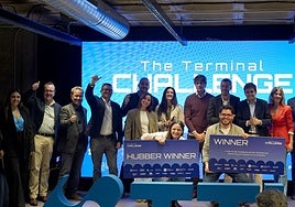 Imagen de los premiados, Perzon y Vesta-Z, junto a los miembros del jurado