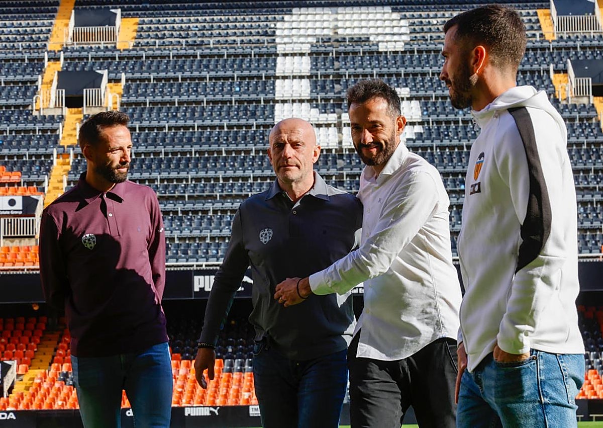 Imagen secundaria 1 - Posado de los capitanes y entrenadores del Valencia y Levante en Mestalla
