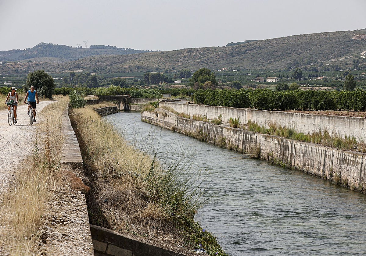 Una de las canalizaciones de la Acequia Real.