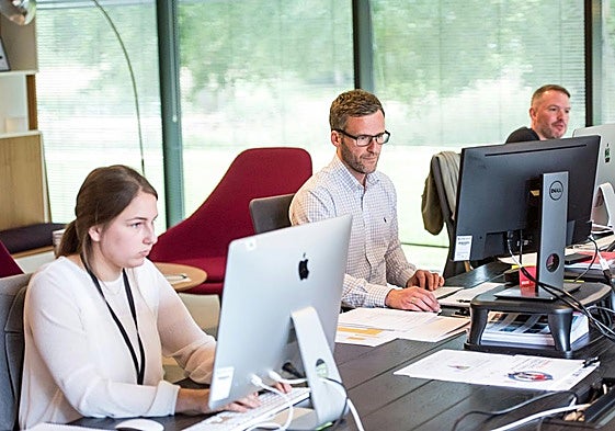 Varios oficinistas en una imagen de archivo.