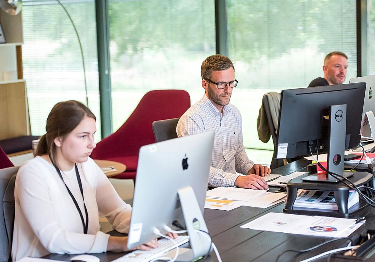 Varios oficinistas en una imagen de archivo.