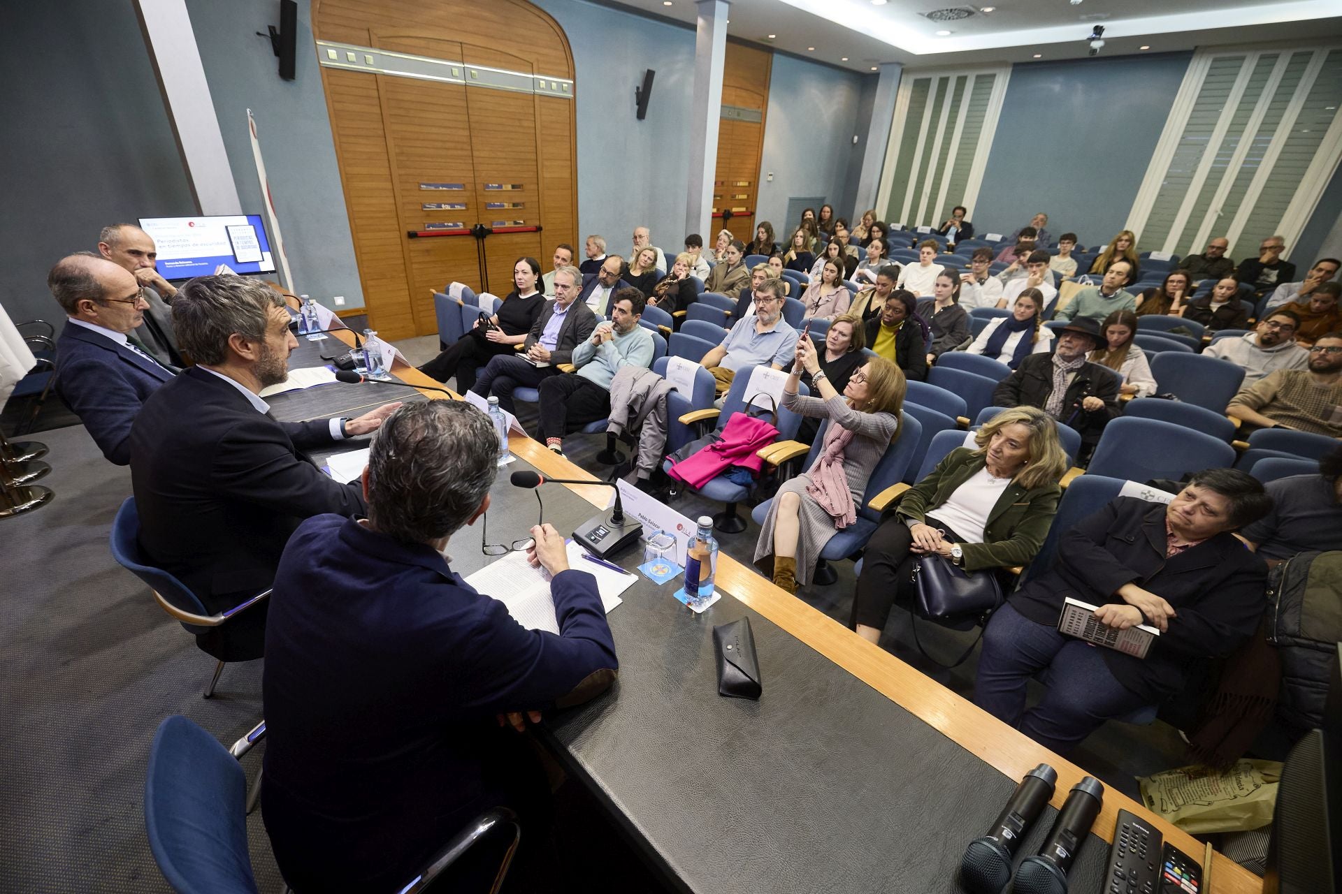 FOTOS | Fernando Belzunce presenta su libro &#039;Periodistas en tiempos de oscuridad&#039; en el Aula de LAS PROVINCIAS