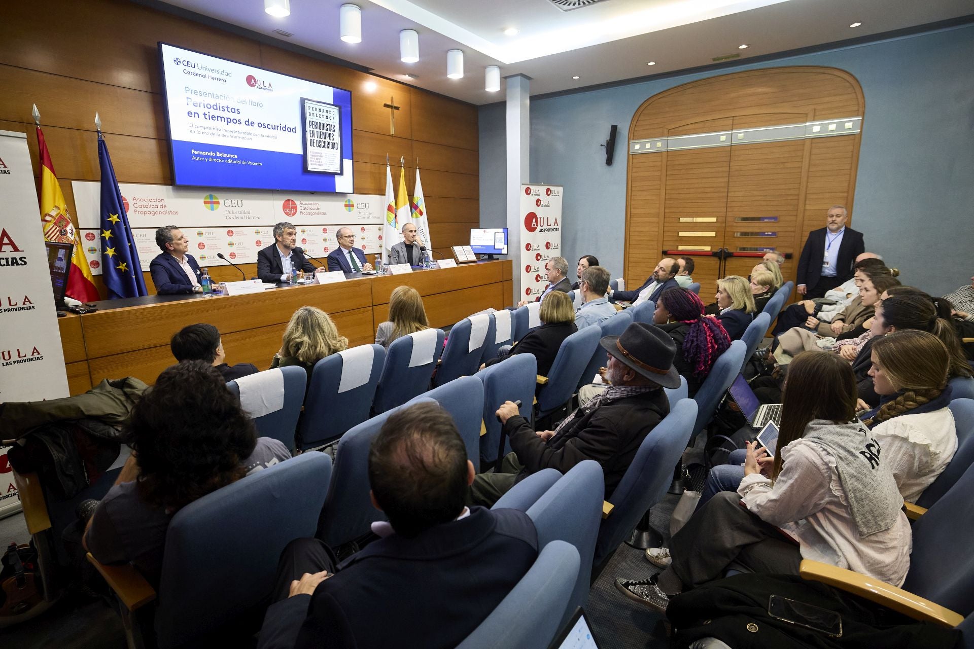 FOTOS | Fernando Belzunce presenta su libro &#039;Periodistas en tiempos de oscuridad&#039; en el Aula de LAS PROVINCIAS