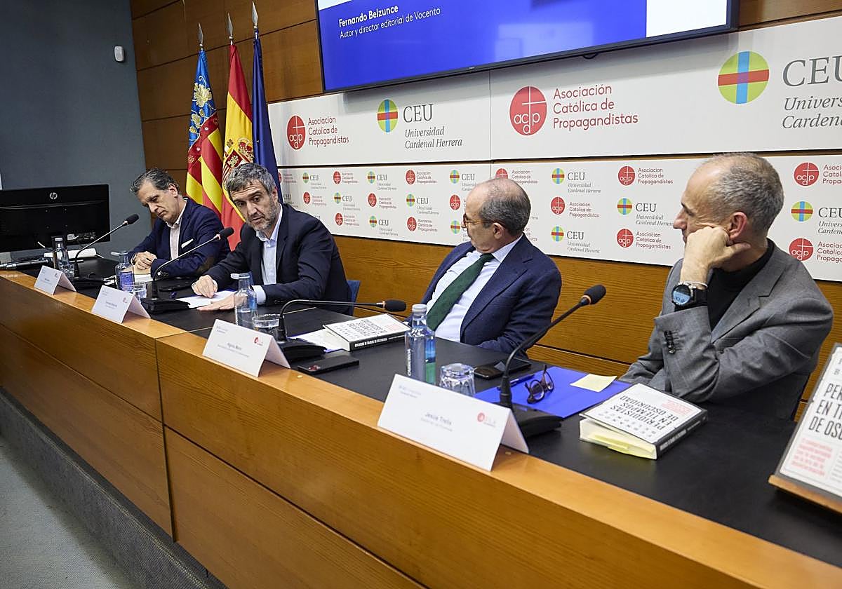 FOTOS | Fernando Belzunce presenta su libro &#039;Periodistas en tiempos de oscuridad&#039; en el Aula de LAS PROVINCIAS