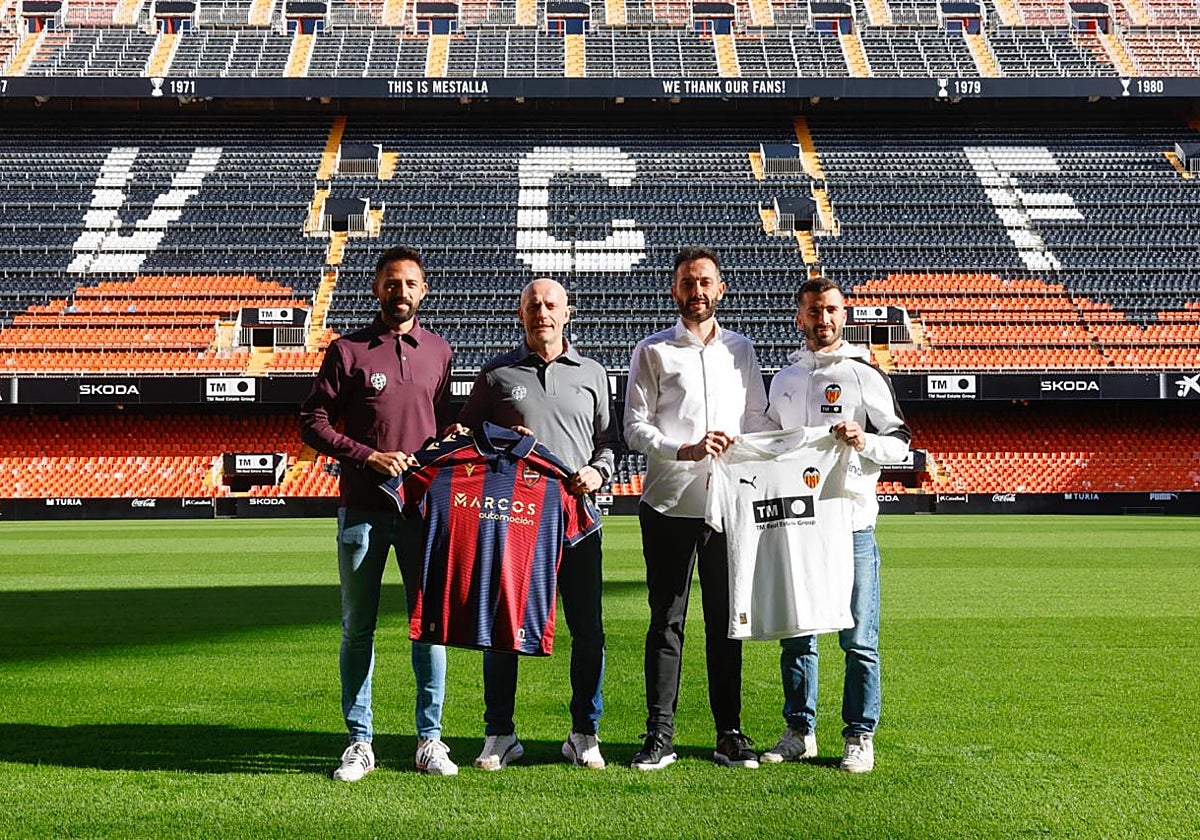 Los entrenadores y capitanes del Valencia y Levante posan en Mestalla.