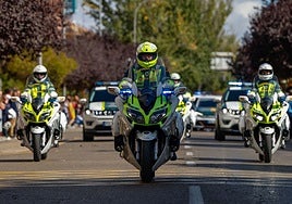 Guardia civiles de tráfico con sus motocicletas.