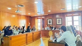 La votación de los presupuestos en el pleno extraordinario de este miércoles.