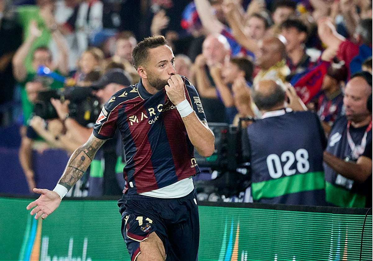 Morales se besa el escudo del Levante en la celebración de un gol.