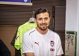 Dimitrievski, durante una comparecencia con el Valencia.