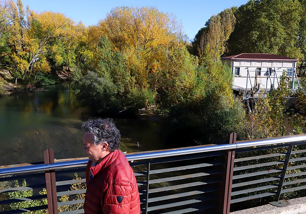 Instalaciones de una central hidroeléctrica en el transcurso del río Ebro.