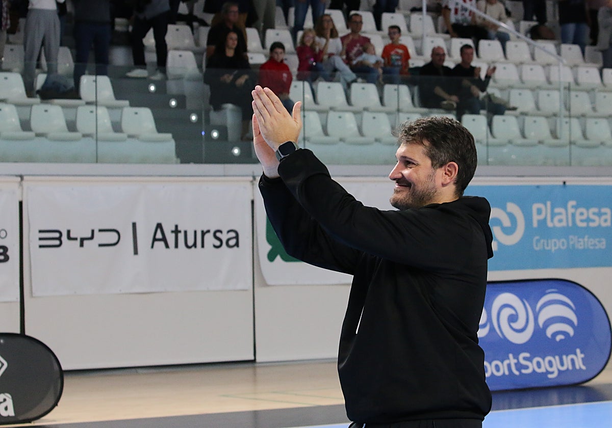 Toni Malla, técnico del Fertiberia, aplaude a los aficionados
