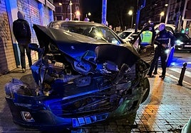 Uno de los vehículos siniestrados en la calle Padre Tomás de Montañana de Valencia.