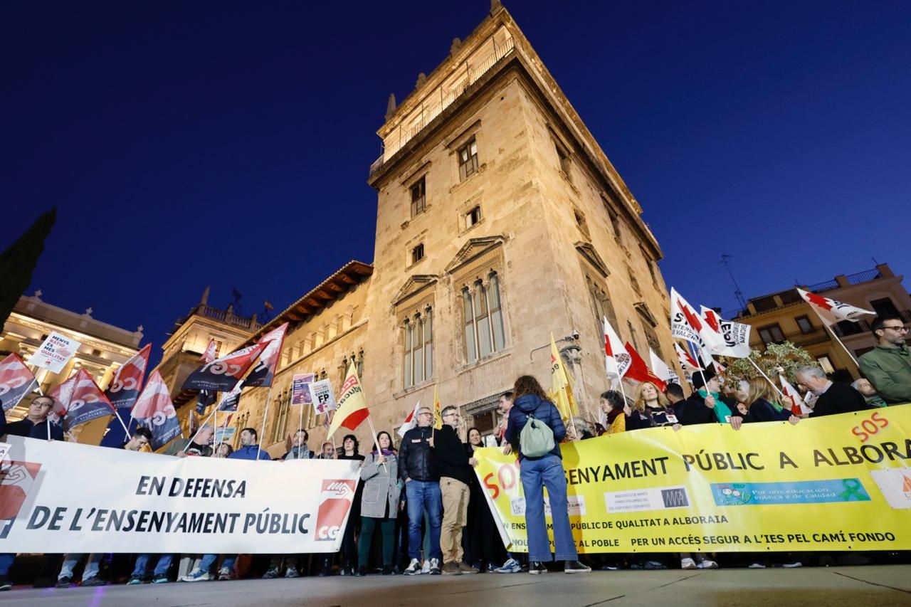 FOTOS | Manifestación del sindicato de profesores en la plaza de Manises