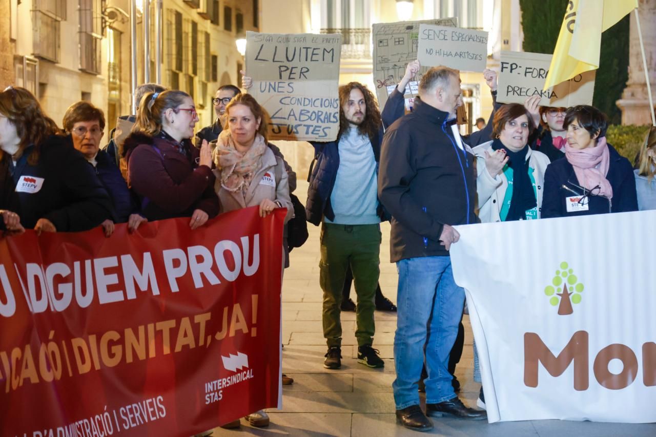 FOTOS | Manifestación del sindicato de profesores en la plaza de Manises
