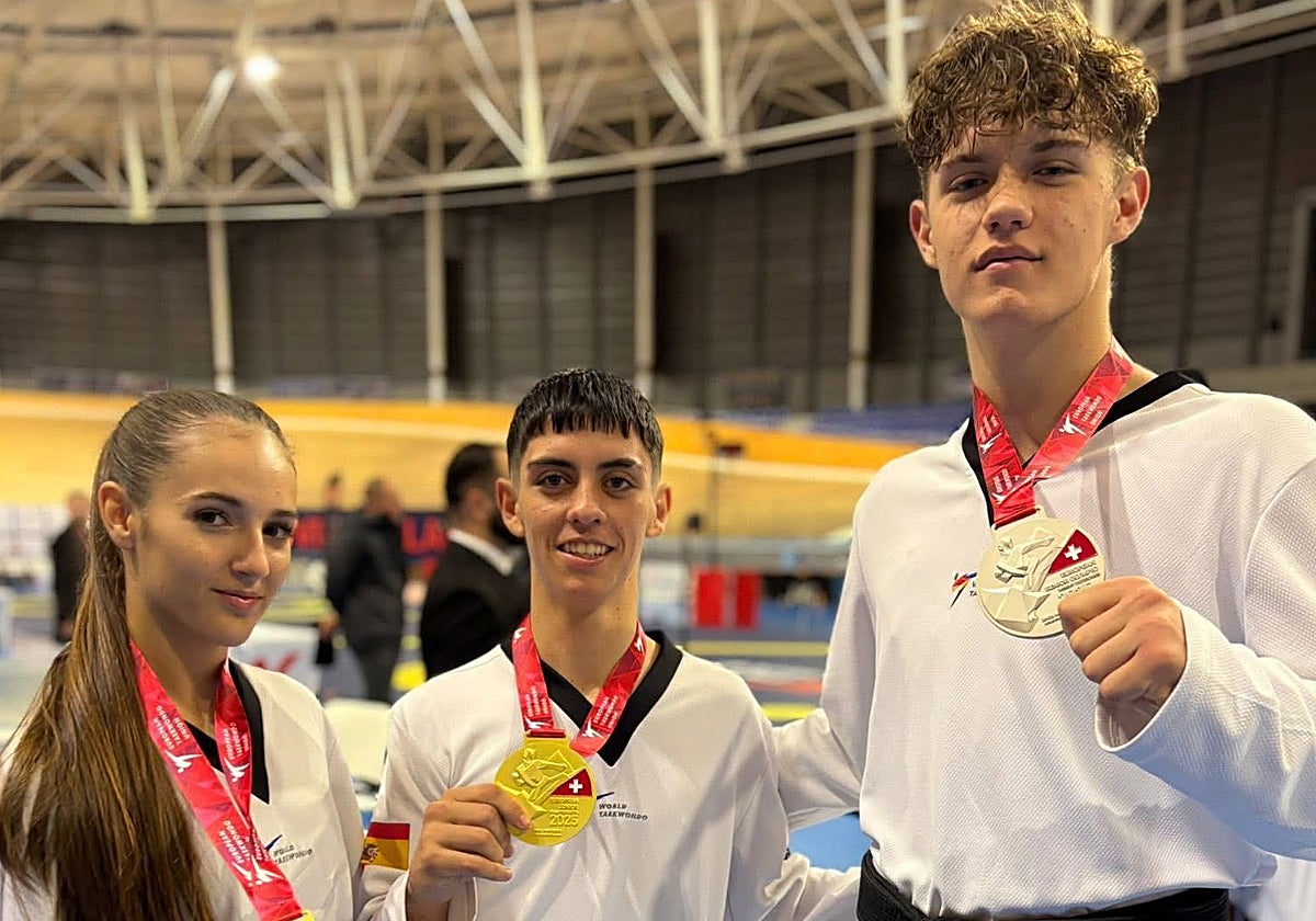 Violeta Díaz, Jairo Ajenjo e Iván Lysenko posan con sus medallas