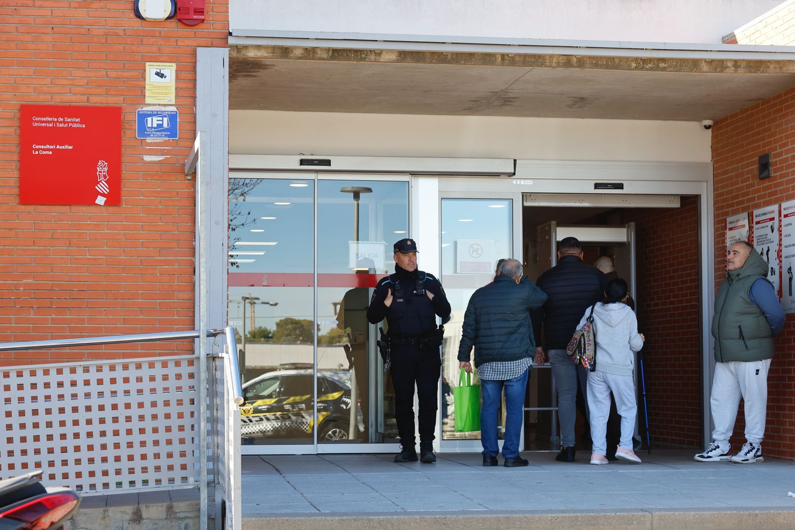 El centro de salud de La Coma cierra tras la agresión a tres sanitarias