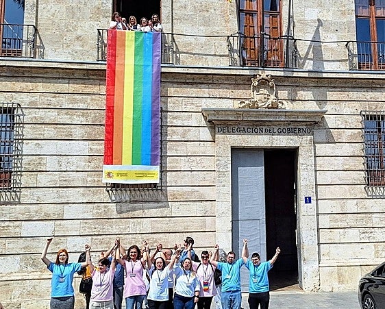 La bandera arcoíris en la fachada de la Delegación del Gobierno.