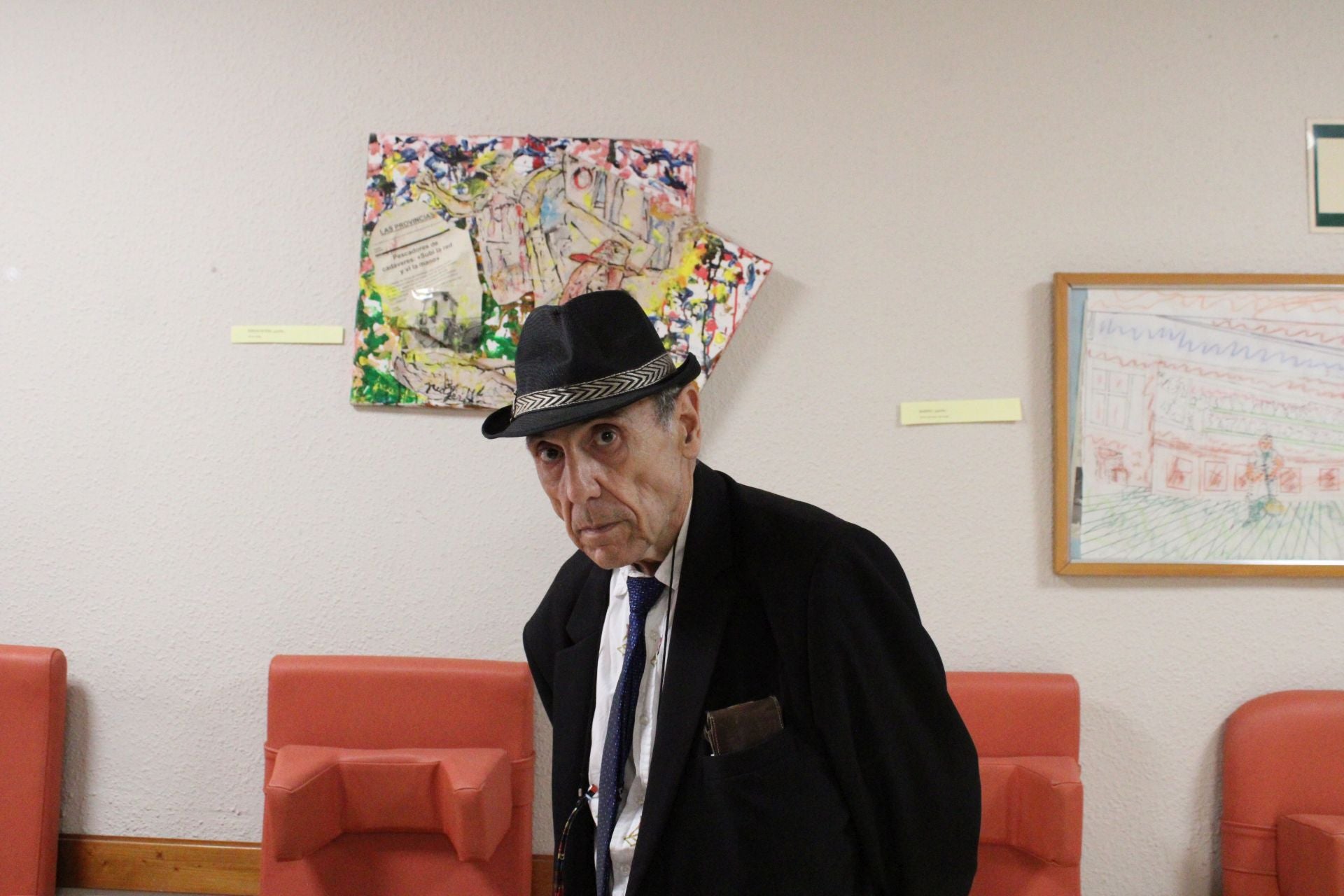 Juánfer junto a una de sus obras.