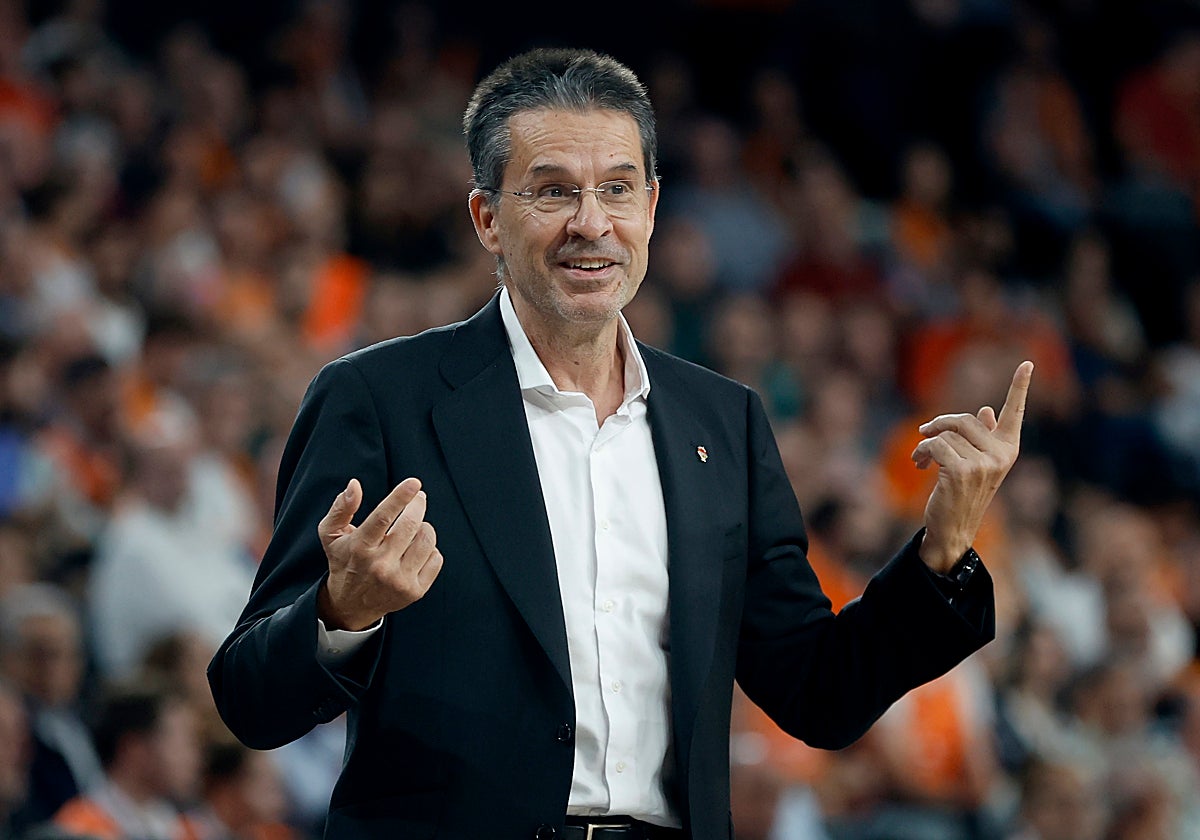 Pedro Martínez dando instrucciones a sus jugadores.