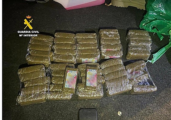 Droga encontrada en el interior del vehículo.