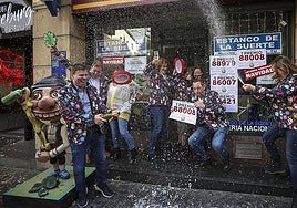 Celebración de un premio de lotería, en una imagen de archivo.