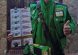 Un vendedor de la ONCE en una imagen de archivo.