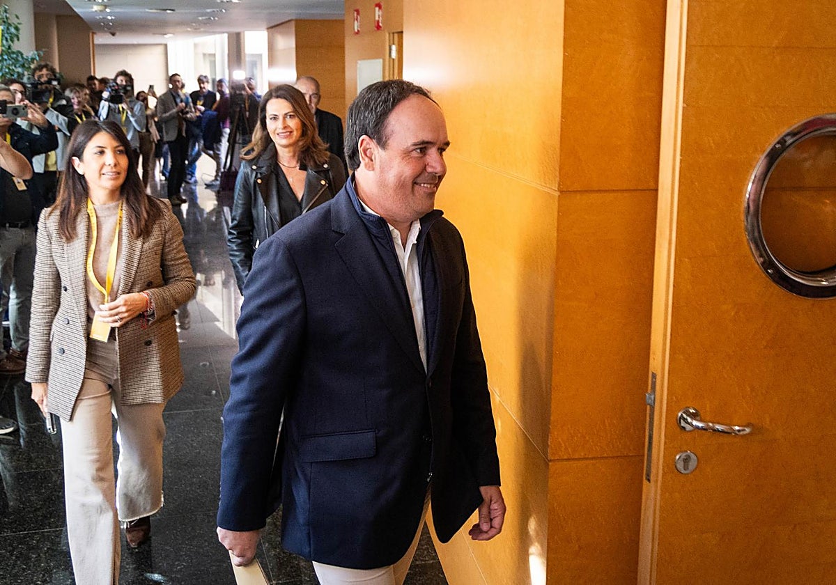 Perez Llorca, en los pasillos de Les Corts.