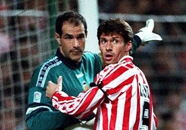 Zubizarreta, en un partido contra el Athletic Club como portero del Valencia CF.