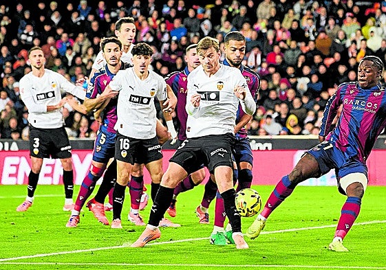 Beltrán y Etta Eyong, durante el partido.