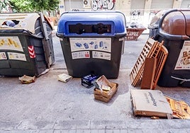 Basura fuera de los contenedores en el barrio de Orriols.