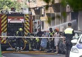 Bomberos atienden un incendio en la avenida del Puerto.