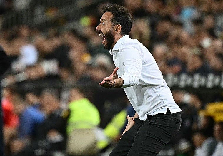 Carlos Corberán da indicaciones a sus jugadores ayer en Mestalla.