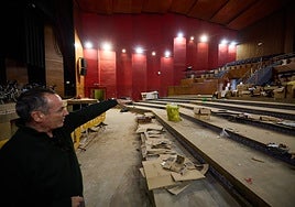 Más de la mitad del patio de butacas del Auditori de Paiporta quedó arrancado arrancado hace algo más de un año.