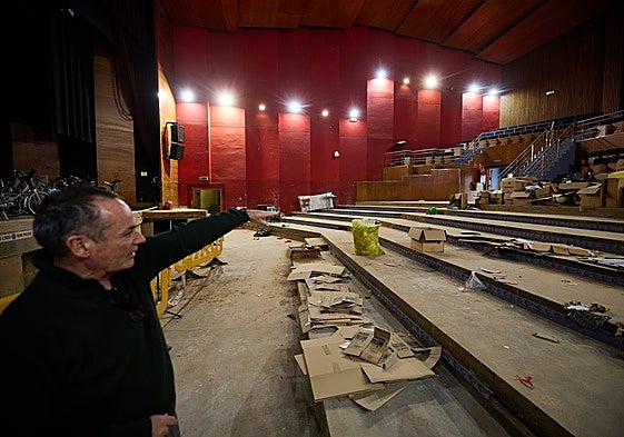 Más de la mitad del patio de butacas del Auditori de Paiporta quedó arrancado arrancado hace algo más de un año.