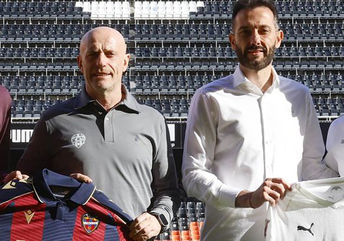 Carlos Corberán y Julián Calero posando con las camisetas de sus clubes días antes del derbi