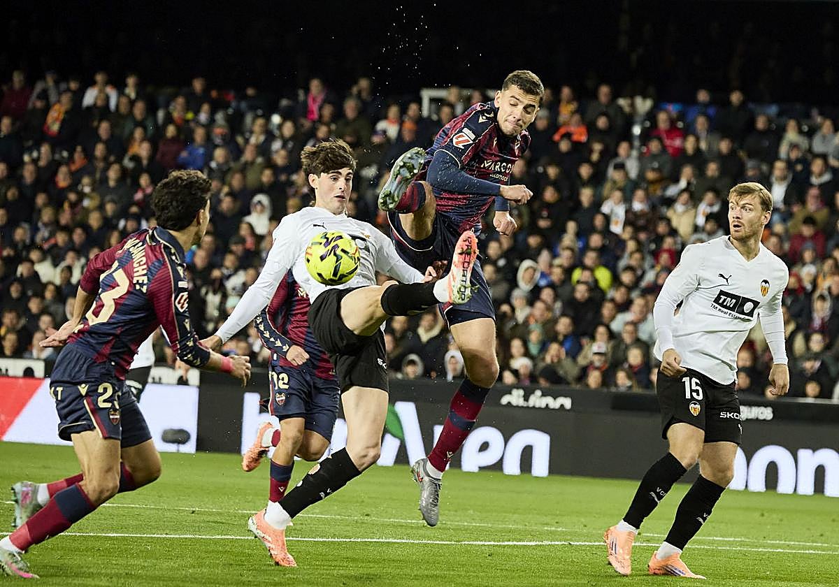 Los jugadores de Valencia y Levante, batallando en Mestalla.