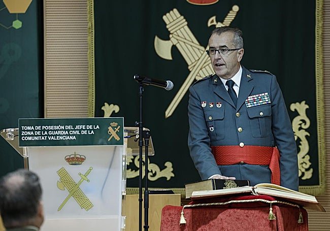 El general de brigada Fernández de Luz pronuncia su discurso.