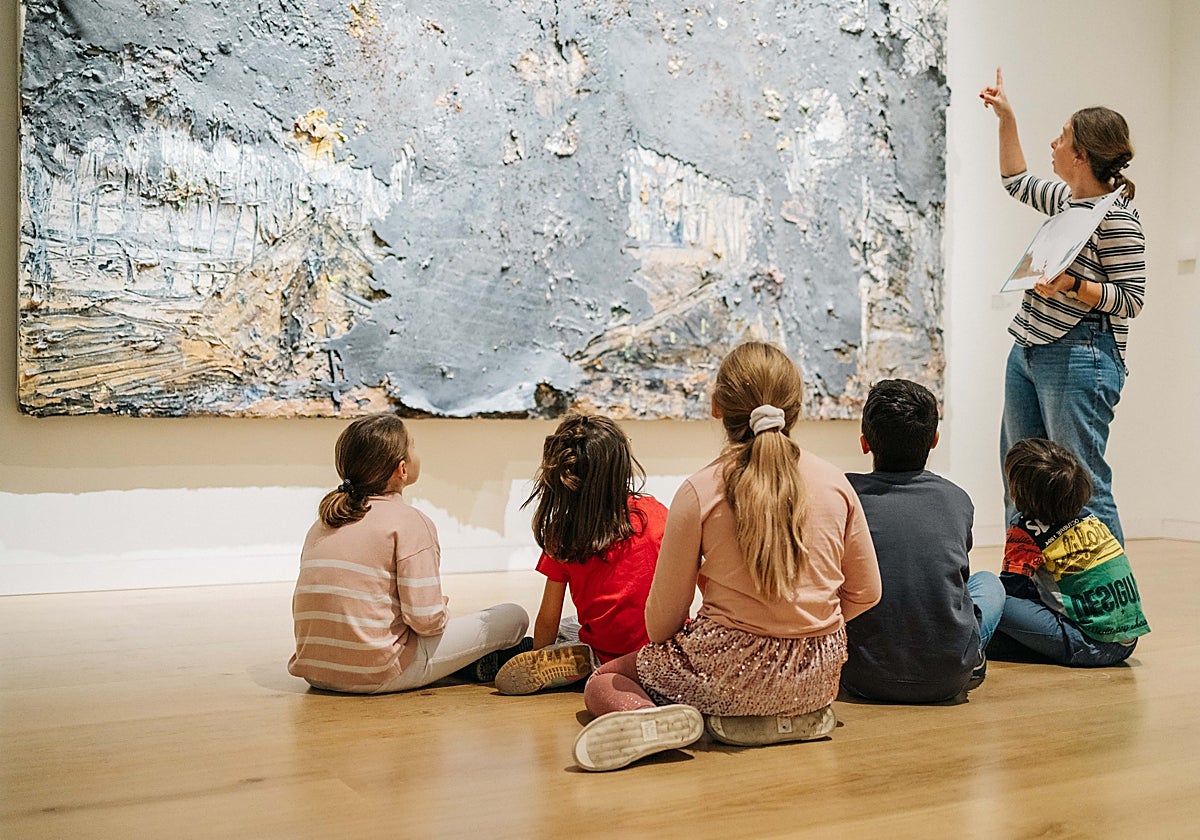 Un grupo de niños participan en una actividad en el Centro de Arte Hortensia Herrero.