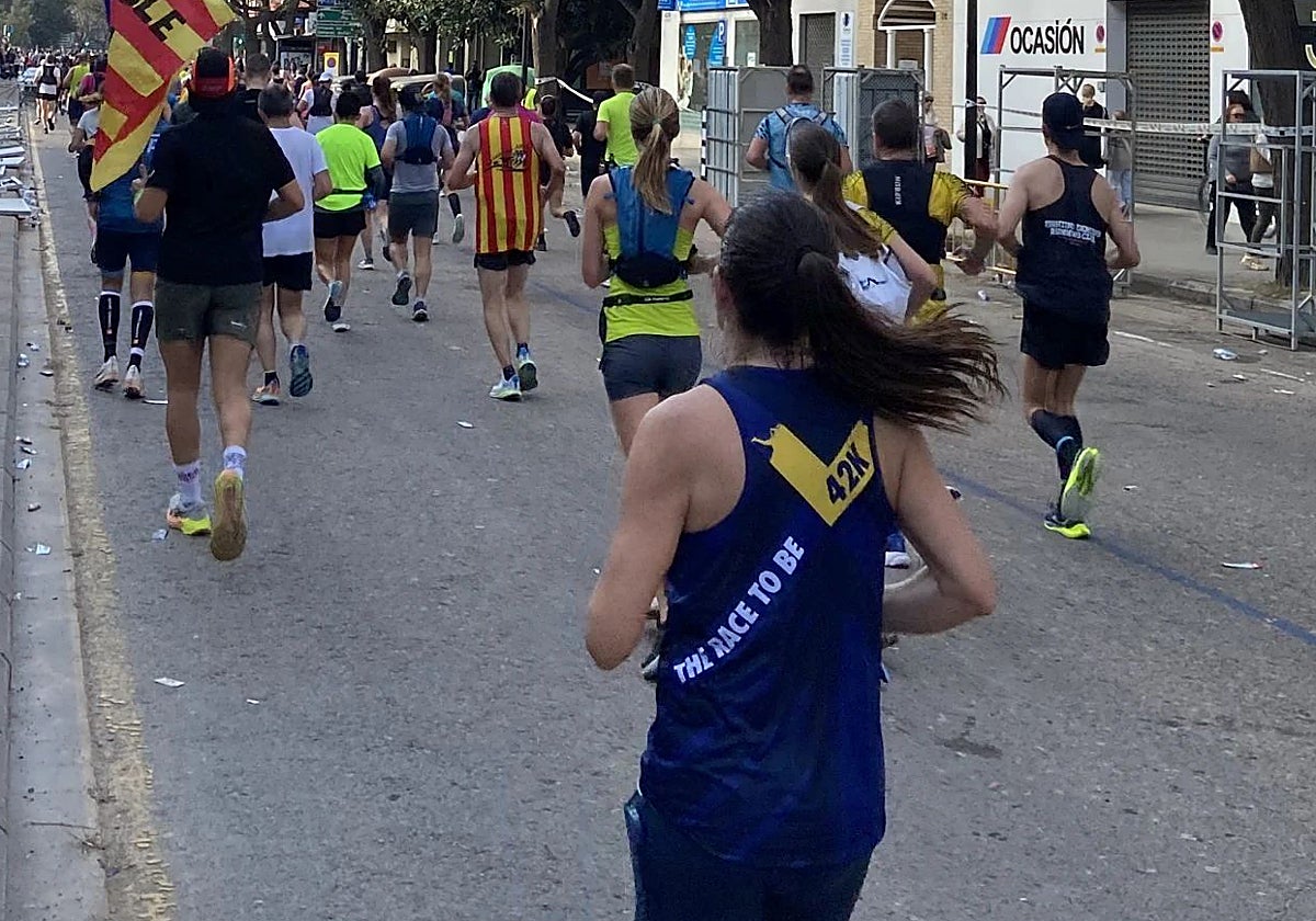 Corredoras y corredores, a su paso en el kilómetro 30 del Maratón Valencia.