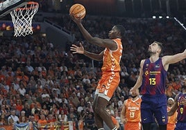 Omari Moore entra a canasta en el partido de la Euroliga ante el Barça para anotar.