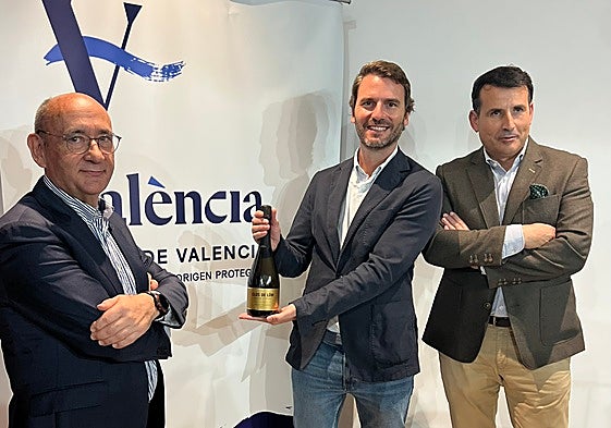 Salvador Manjón, Pablo Serratosa y el enólogo Pablo Ossorio con el nuevo espumosos de calidad DO Valencia.