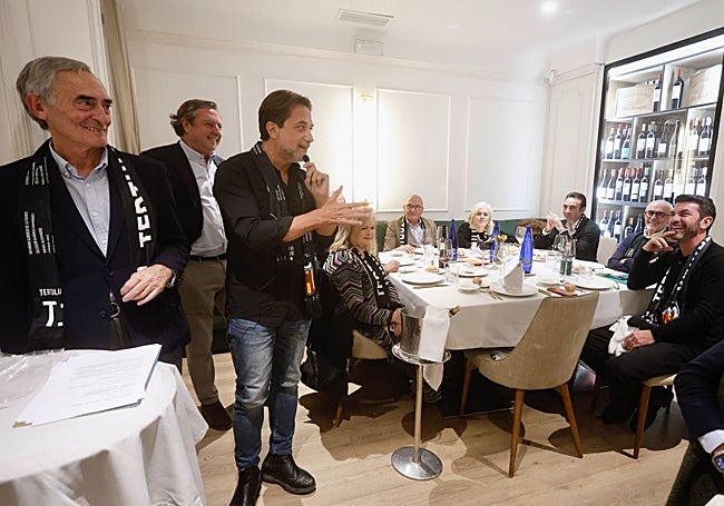 Intervención de Enrique Arce, en presencia entre otros en la mesa de Arturo Valls y Enrique Ponce.