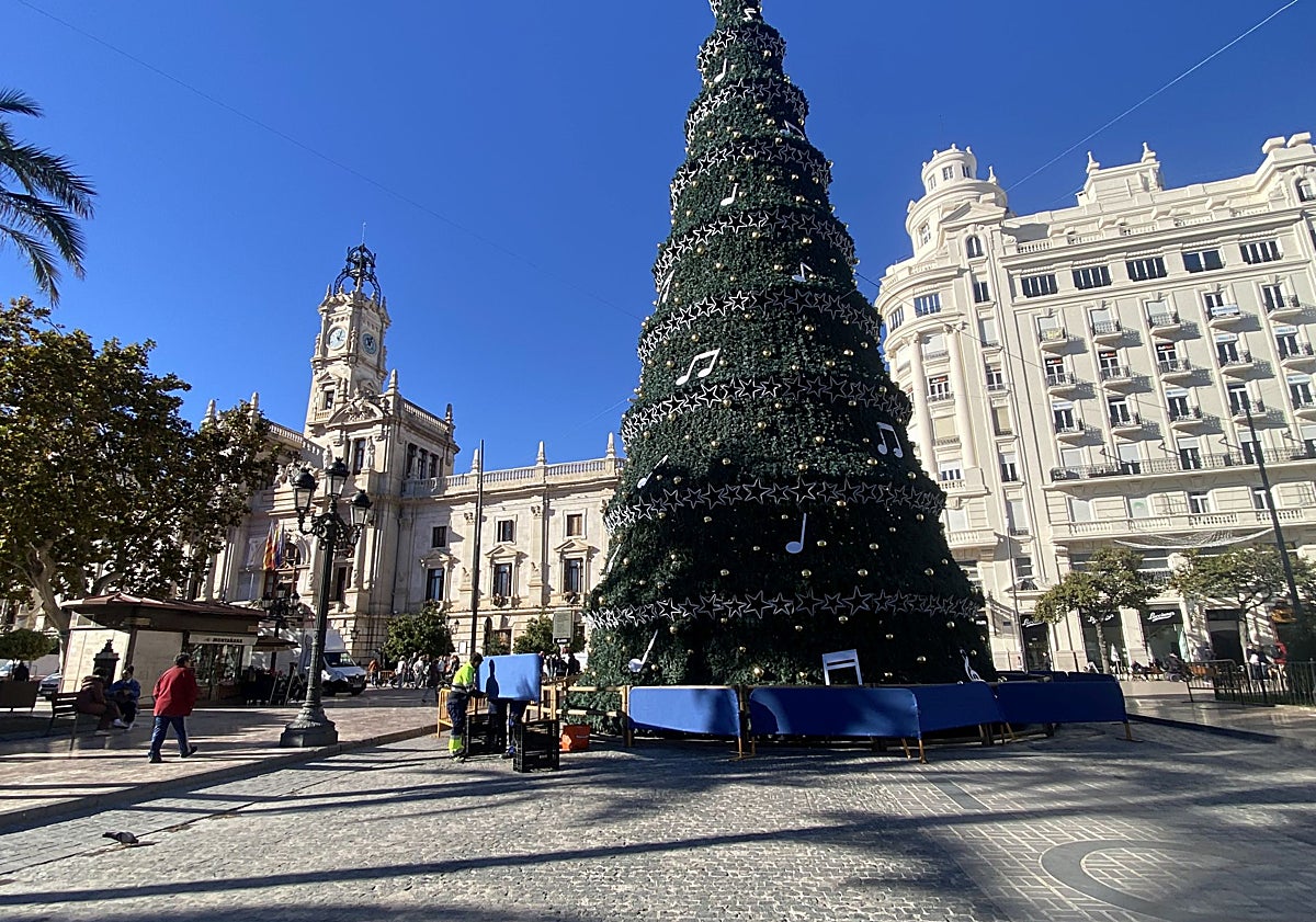 Imagen principal - Árbol, pista de hielo y instrumentos en el balcón del Ayuntamiento.