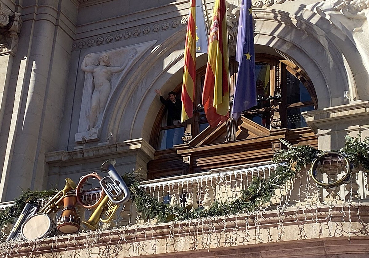 Instrumentos utilizados como decoración en el balcón del Ayuntamiento de Valencia.