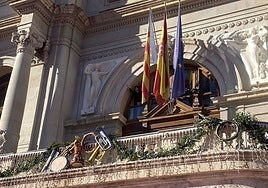 Instrumentos utilizados como decoración en el balcón del Ayuntamiento de Valencia.