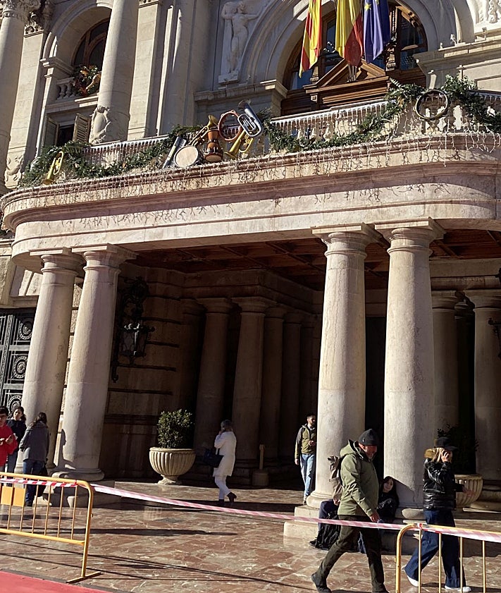 Imagen secundaria 2 - Árbol, pista de hielo y instrumentos en el balcón del Ayuntamiento.
