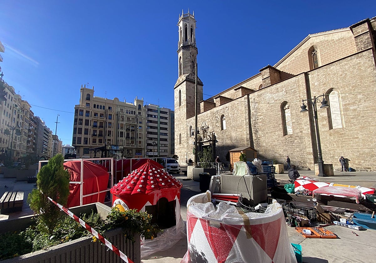 Imagen principal - Montaje de la noria y el trenecito en la plaza de San Agustín.