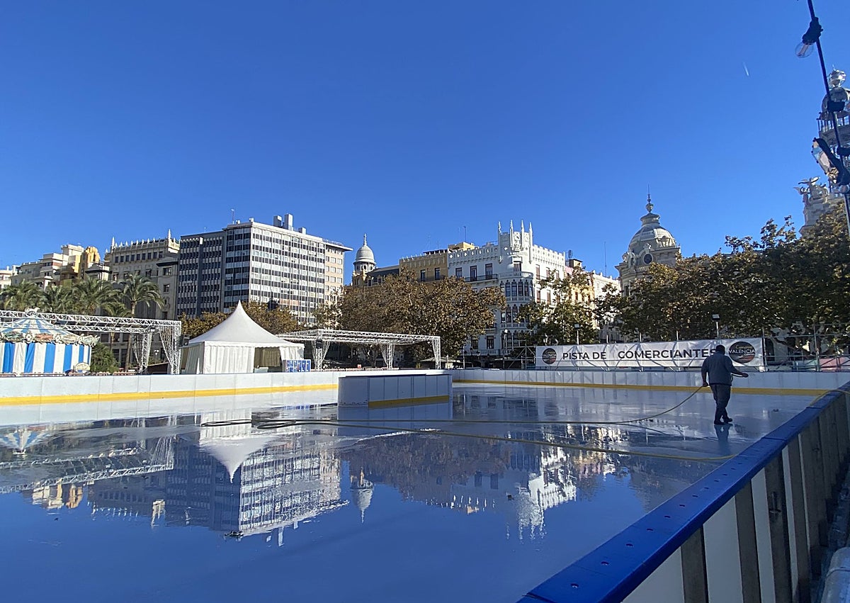 Imagen secundaria 1 - Árbol, pista de hielo y instrumentos en el balcón del Ayuntamiento.