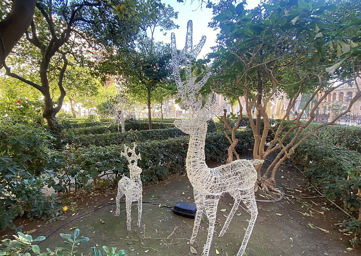 Imagen secundaria 1 - Árbol de Navidad de la plaza de la Virgen y trineo y renos del jardín del Palau de la Generalitat.